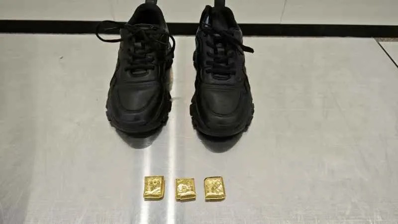 一旅客鞋内藏匿347.5克足金制品 被深圳皇岗海关查获  第3张 一旅客鞋内藏匿347.5克足金制品 被深圳皇岗海关查获  第3张