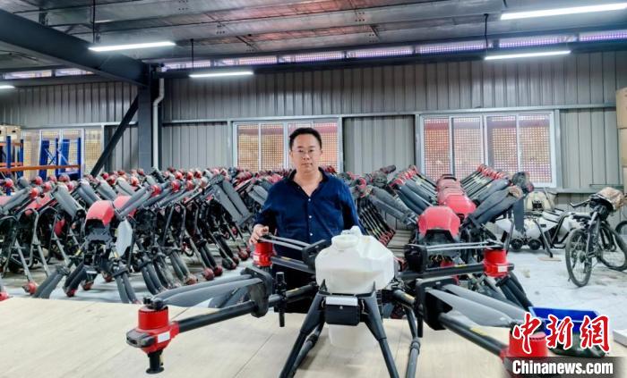 浙江农田“王牌飞行员”打造会飞的“新农具	”  第2张