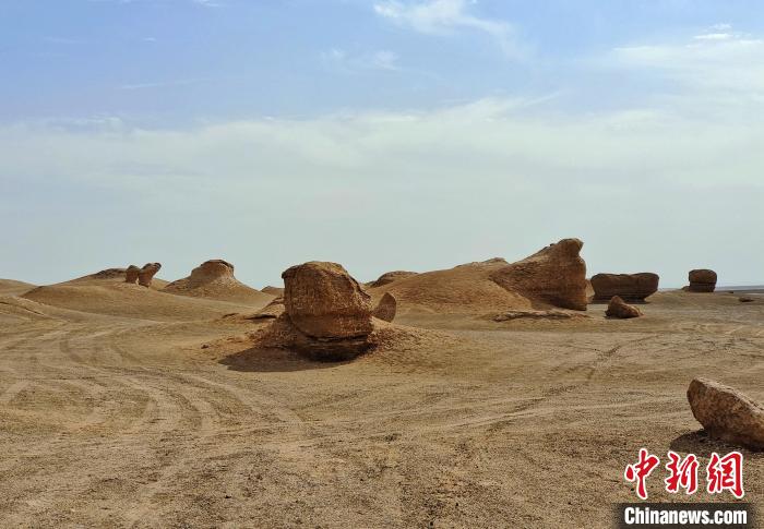 新疆哈密“魔鬼城	”地貌神奇壮观  第2张