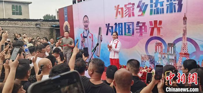 通讯:中国奥运女拳王回家  第2张 通讯:中国奥运女拳王回家  第2张