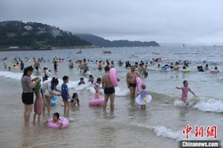广东深圳：大梅沙海滨公园吸引游客
