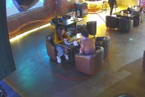 酒吧网恋奔现实际是“酒托”，8人5天内骗30人超10万元被抓