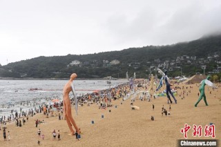 广东深圳：大梅沙海滨公园吸引游客