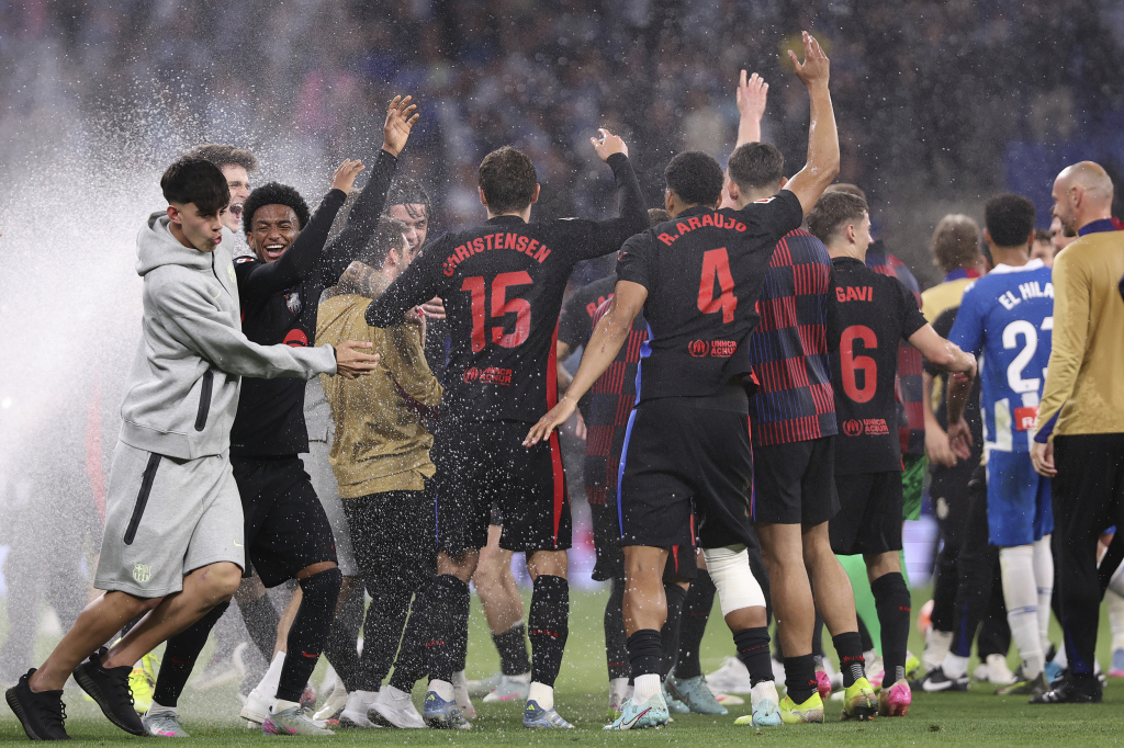 体坛联播｜巴萨提前2轮西甲夺冠，郑钦文不敌高芙止步4强  第1张