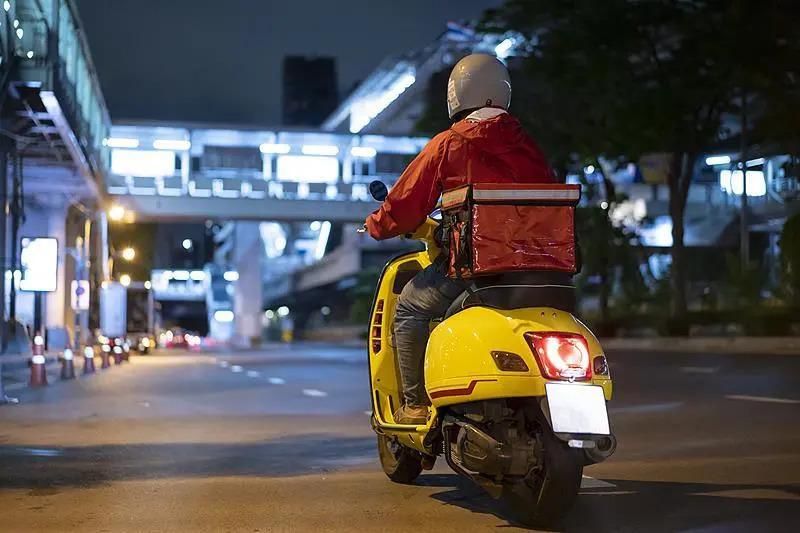 地方政策和平台要求相左，外卖员要不要健康证这事到底听谁的  第3张