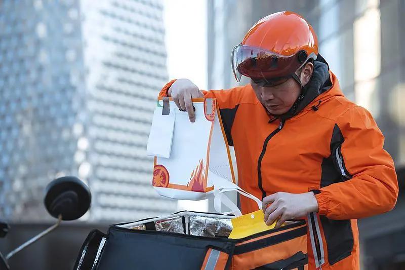 地方政策和平台要求相左，外卖员要不要健康证这事到底听谁的  第2张