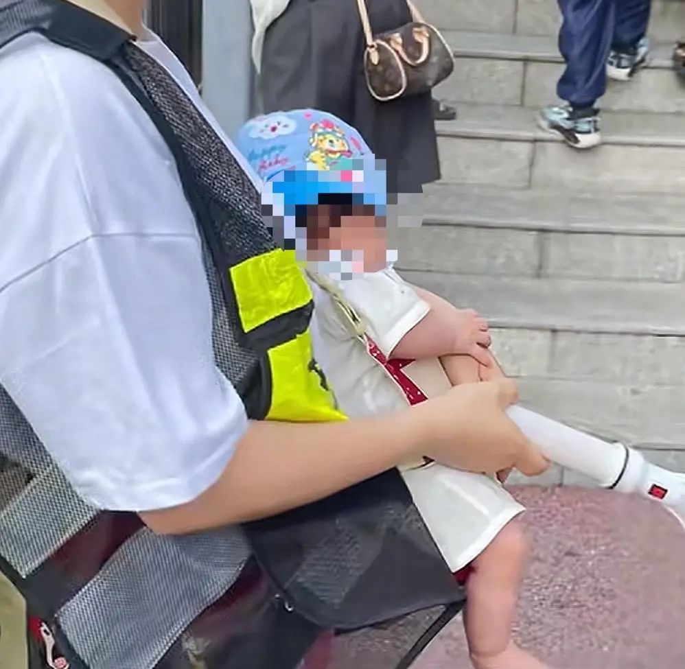 马上评｜家长抱婴儿值护学岗，如何避免“被自愿”？  第1张