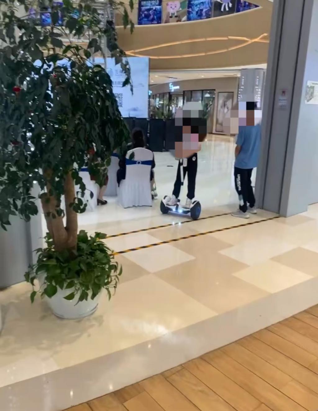 晨意帮忙丨女子在商场被骑平衡车男童撞伤索赔遇阻，男孩家属：表示歉意，但商场担主责  第6张