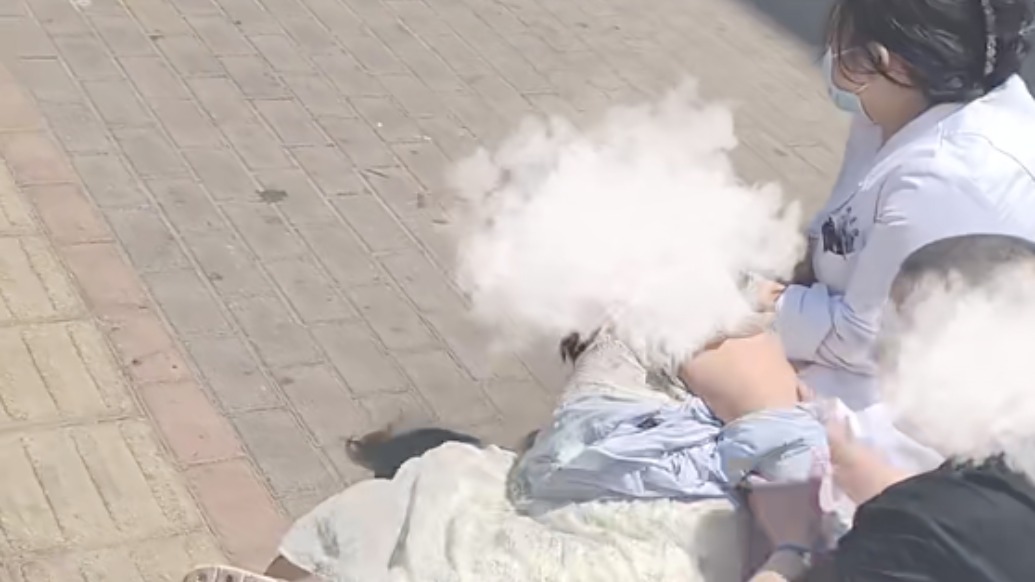 河南一女子被医院强制带走治疗	，官方通报：当值医生停职  第1张
