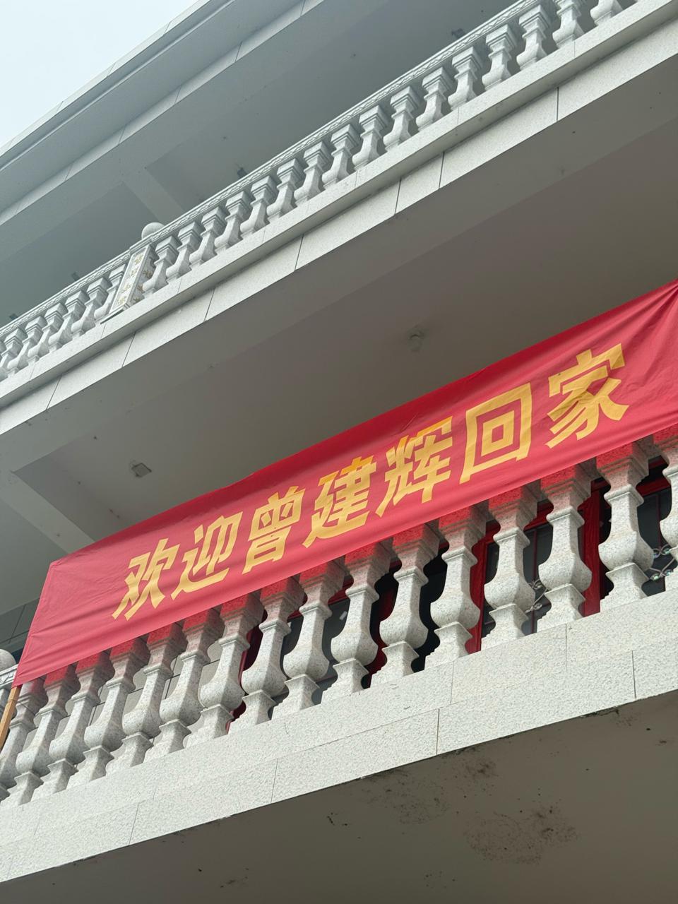 跪地相拥泣不成声！湖南妈妈刷到被拐30多年儿子视频遗憾错过相认	，一年后儿子回家了  第3张