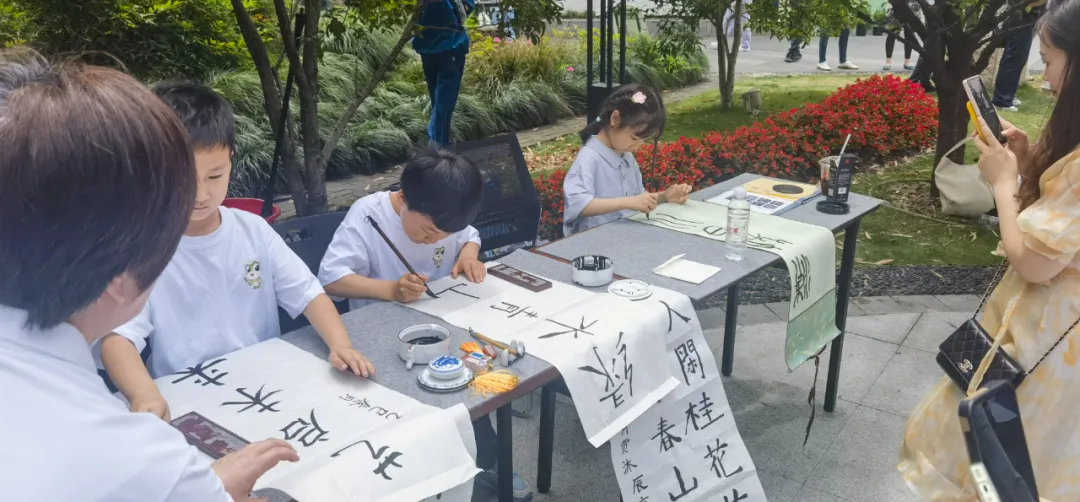 上海青少年书法学习园开园:少年以巨笔书写《祖国万岁》 第7张 上海青少年书法学习园开园:少年以巨笔书写《祖国万岁》 第7张