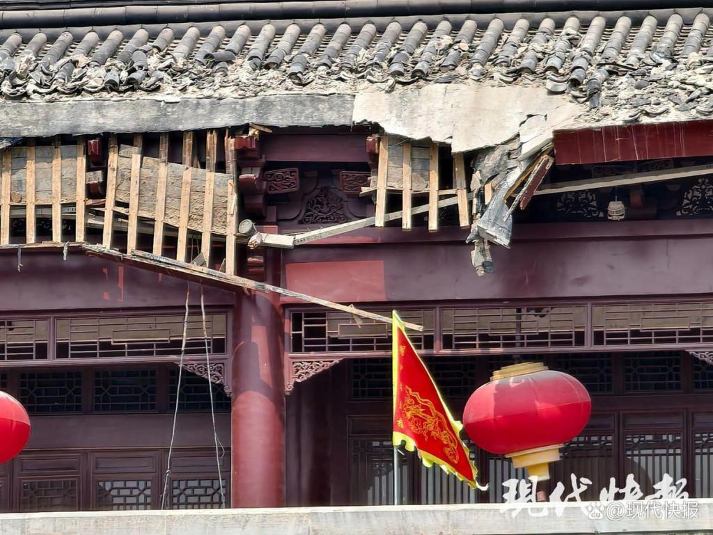 安徽凤阳鼓楼四周连夜搭起围挡	，居民称去年因漏水维修更换了瓦片  第5张