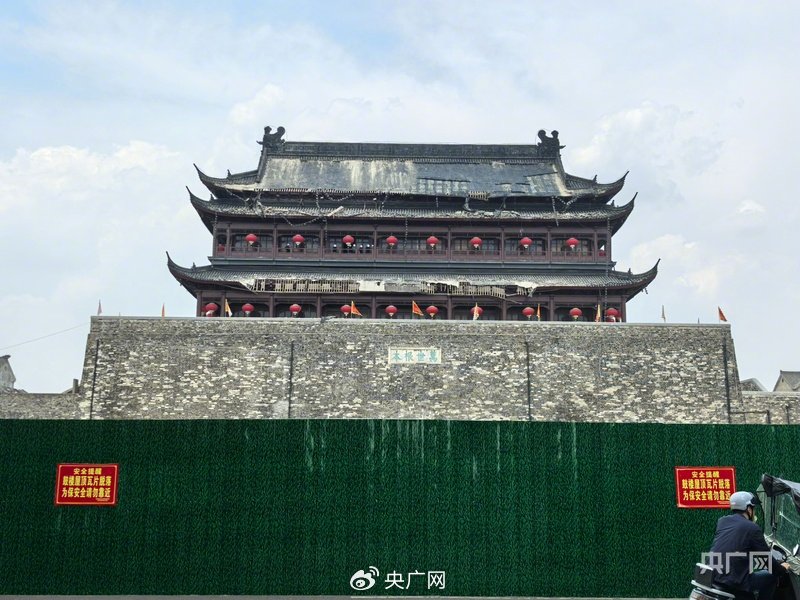 凤阳文旅局长回应鼓楼瓦片脱落事件:楼宇是否属于文物?施工经费用在何处? 第2张 凤阳文旅局长回应鼓楼瓦片脱落事件:楼宇是否属于文物?施工经费用在何处? 第2张