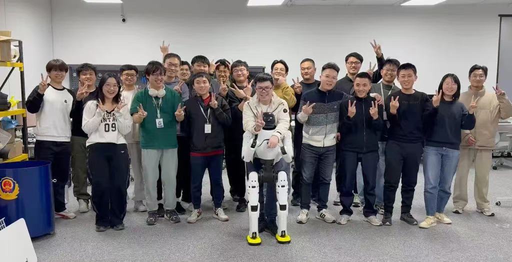人形机器人灵犀X2将走出实验室，首轮预售推出3个版本  第3张