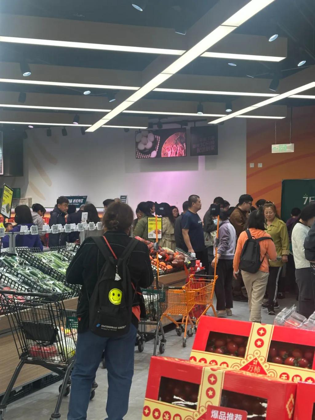 晚8点的打折超市	，年轻人抢不过大爷大妈  第2张