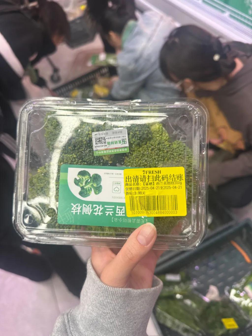 晚8点的打折超市，年轻人抢不过大爷大妈  第3张