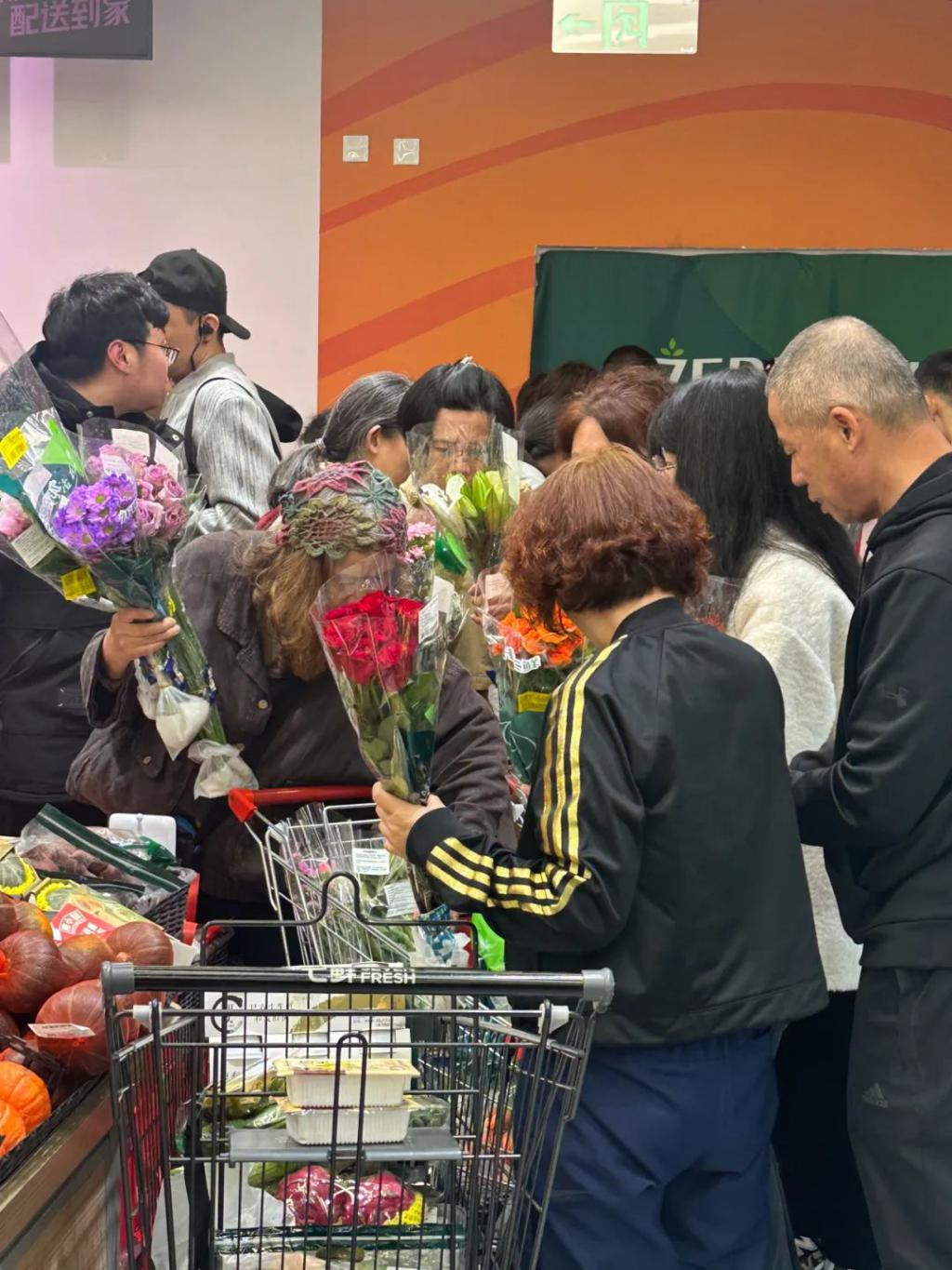晚8点的打折超市，年轻人抢不过大爷大妈  第4张