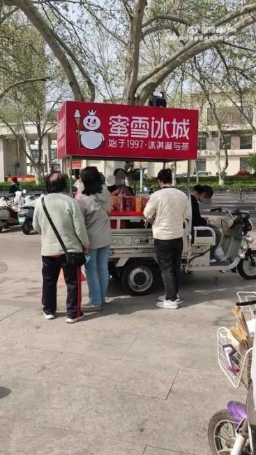 网友加价倒卖蜜雪冰城柠檬水，3个半小时赚254元？蜜雪冰城回应  第4张