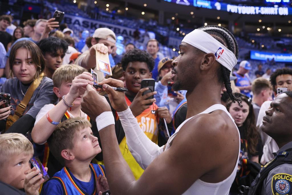 曾经连校队都进不去的男孩，如今成了NBA常规赛MVP  第5张