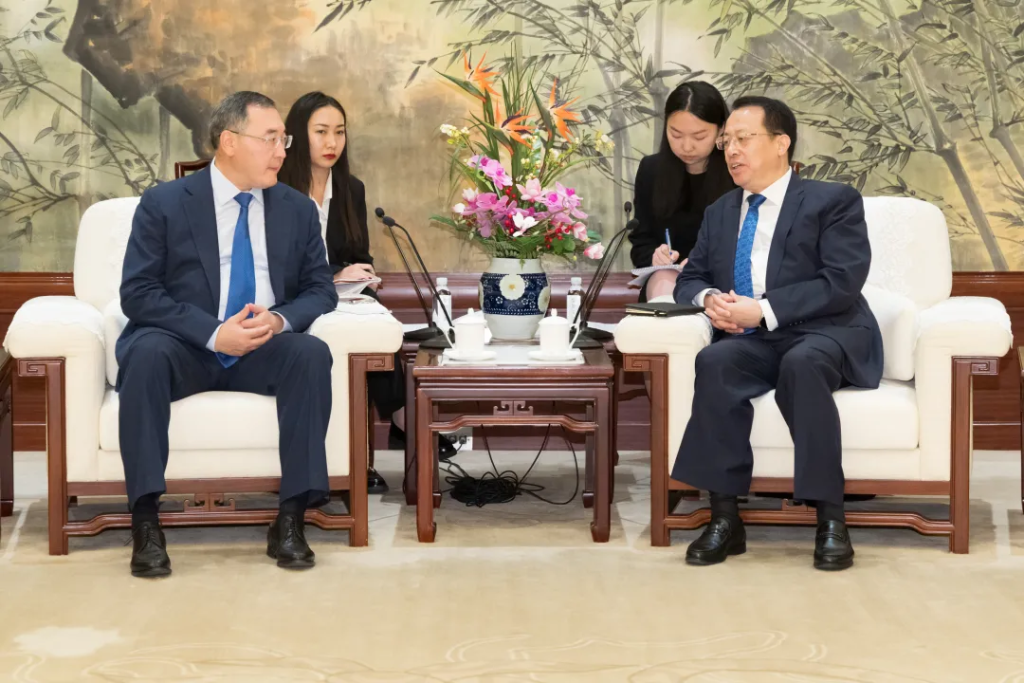 龚正会见哈萨克斯坦阿拉木图州州长苏尔丹加济耶夫 第1张 龚正会见哈萨克斯坦阿拉木图州州长苏尔丹加济耶夫 第1张