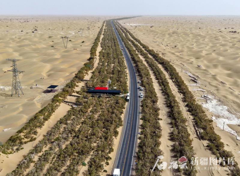 大国工程看新疆·天山观察丨阳光“养绿”首条零碳沙漠公路  第1张