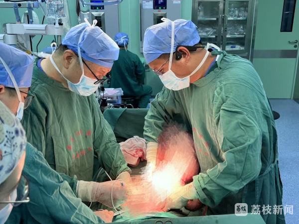 四个月未解大便，男子腹中掏出2米“巨蟒”结肠  第1张