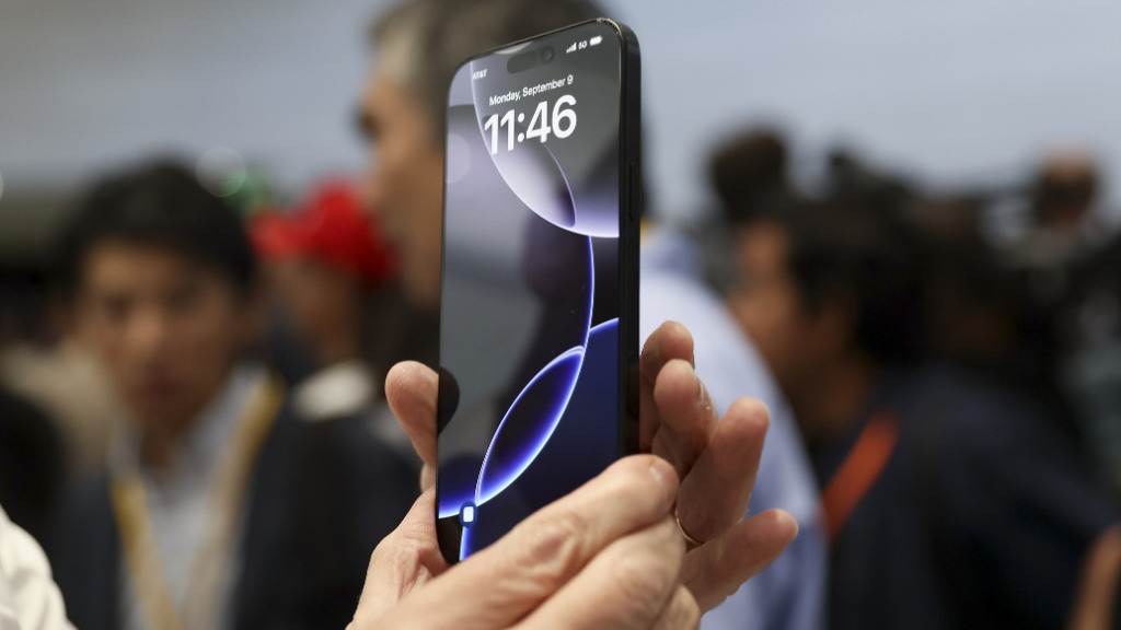 苹果盘前跌超3%，特朗普称iPhone不回美国制造将征税25%  第1张
